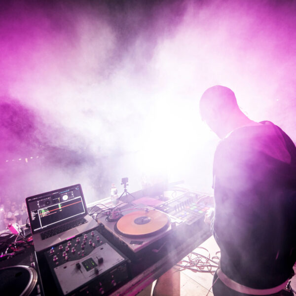  dj putting live music  dj putting live music